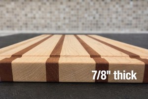 Planche à découper artisanale en bois dur, fabriquée par un artisan professionnel : rainure pour les jus, poignées, pieds antidérapants - Product Image 6