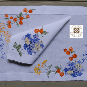 Vibrante bordado de hortensias y bayas de lirio sobre lino suave, que aporta un color fresco de jardín y un encanto alegre a cualquier mesa. - Product Image 2