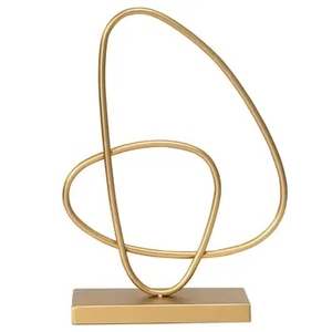 Escultura Abstracta de Alambre Metálico Dorado, Figura Geométrica Minimalista Entrelazada, Centro de Mesa Moderno con Base Plana - Product Image 1