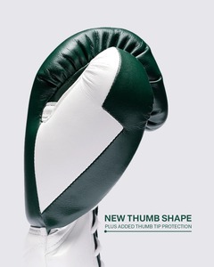 Gants de boxe professionnels RTS en cuir véritable, couleur blanc et vert personnalisés, pour entraînement de boxe et salle de sport. - Product Image 4