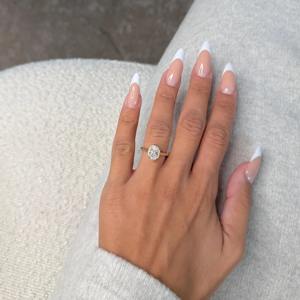 Anillo de Compromiso con Diamante Ovalado de 1.50 Quilates, Corte Bezel, D-VVS1, Certificado IGI, Diamante Cultivado en Laboratorio, Oro Amarillo de 14K - Product Image 4