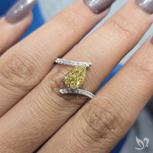 Anillo de Diamante Amarillo Corte Pera Certificado por IGI, 1.52 Ct, Amarillo Intenso Fantasía, Anillo de Compromiso Abierto, Oro de 10K - Product Image 6