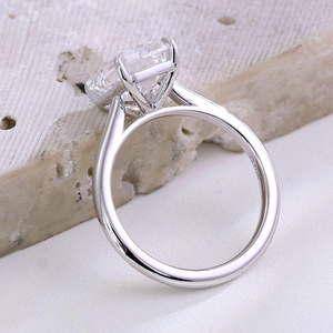 Bague solitaire en moissanite taille émeraude, bague de fiançailles minimaliste à 4 griffes, bague fine élégante en or - Product Image 5