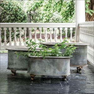 Jardinière rectangulaire longue en zinc vieilli sur pied, robuste, personnalisée OEM, pour véranda et patio - Product Image 1