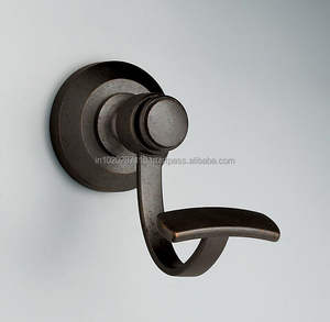 Ganchos de pared metálicos de diseño minimalista que ofrecen elegancia y utilidad en entradas baños cocinas u oficinas - Product Image 5