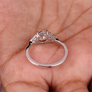 Anillo de compromiso con diamante redondo cultivado en laboratorio de 1 quilate y banda plegada - Product Image 6