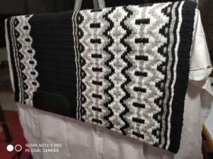 ผู้จัดจำหน่ายผ้าห่มแบบตะวันตก WESTERN BLANKETS HOUSE แผ่นรองอานม้าหนังและผ้าสักหลาดแบบหนานุ่มสบายสำหรับขี่ม้าสไตล์ตะวันตก พร้อมแผ่นรองสำหรับการแสดงขี่ม้าแบบตะวันตก - Product Image 4