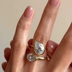 Anillo de compromiso Toi et Moi con diamantes cultivados en laboratorio de corte ovalado y pera, oro amarillo de 14K, moderno, personalizable, regalo de joyería fina para boda. - Product Image 1