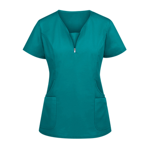 Experimente la comodidad y la confianza con nuestros trajes resistentes a la suciedad, hechos con tela duradera de alta calidad, 65% poliéster y 35% algodón. - Product Image 2