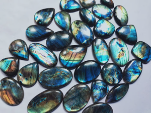 Piedra preciosa natural de labradorita multicolor en forma mixta, altura de 4-6 mm, tamaño 15 x 40 mm, peso de 5 a 10 gramos. - Product Image 2