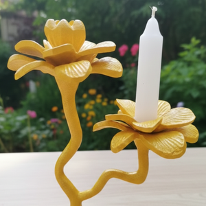 Porte-bougie en métal floral jaune avec revêtement poudré, doté de deux supports pour fleurs et de tiges ondulées, pour la décoration intérieure - Product Image 4