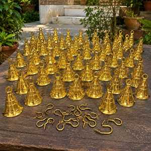 Pequeños campanas de vaca de latón pulido de 3 piezas de Hs Husnain Crafts, personalizadas y tejidas para colgar en puertas, centros de meditación interiores - Product Image 1