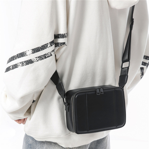 Bolso Bandolera Minimalista Negro de PU con Cierre de Cremallera, Unisex, para Uso Diario, Forma de Caja, Estilo Práctico - Product Image 1