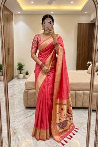 Sari en soie Paithani douce avec motifs tissés en Zari doré et pallu riche en tissage Meenakari avec bordure triple Munia - Product Image 1