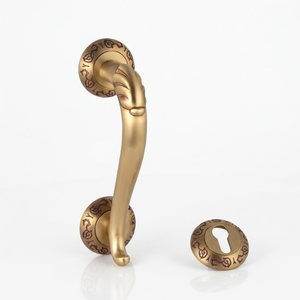 Manija de Puerta de Diseño Moderno y Duradero de Latón Macizo Lyra |   Palanca Curva de Lujo con Grabado Ornamental para Hoteles Arquitectónicos de Alta Gama - Product Image 1