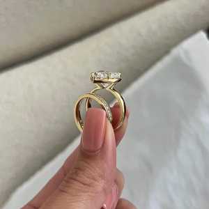 Ensemble de mariage en or jaune avec diamant en forme de cœur de 5 carats E VVS2 serti de griffes, bague de fiançailles de 2,8 mm et alliance demi-éternité de 3 mm - Product Image 3