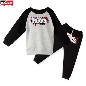 Conjunto deportivo personalizado para niños de EE. UU. con logotipo personalizado, tela cómoda y duradera, para uso escolar y casual. - Product Image 1