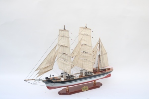 Maqueta de Barco de Vela de Madera Hecha a Mano - Barco de Vela de 3 Mástiles con Casco de Hierro, Artesanía a Escala, Decoración de Oficina, Elissa - Product Image 4