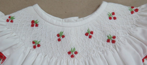 Robe pour bébé fille en coton blanc à manches bouffantes, brodée de cerises, style smocké, pour fête ou occasion décontractée - Product Image 4