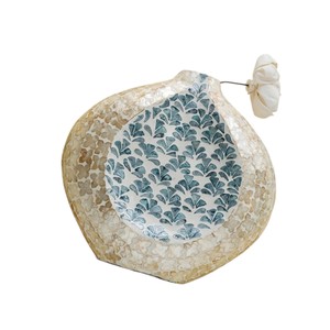 Vase rond artisanal en nacre avec glaçure craquelée et motif éventail bleu pour présentation florale sur table - Product Image 4