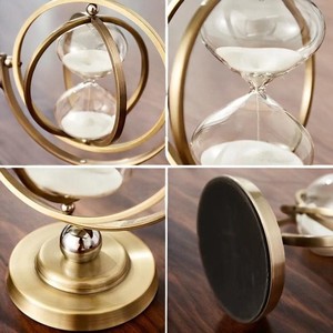 Sablier moderne en laiton avec cadre métallique rotatif et design en verre, style Mid-Century, fait main, portable, pour un chronométrage précis - Product Image 4