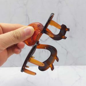 Pinza para el Cabello Ergonómica de Acrílico Color Ámbar, Diseño Curvo Informal, Agarre Extra Seguro, Estilo Perfecto para el Cabello Diario de la Mujer - Product Image 6