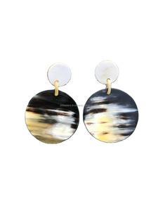 Pendientes Largos de Lujo Modernos Hechos a Mano para Niñas, Nuevo Diseño, Tamaño y Precio Personalizables en Oferta, con Cuerno de Búfalo - Product Image 2