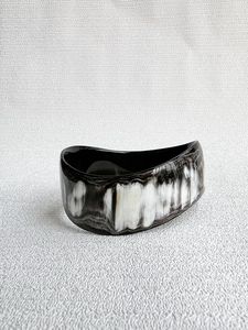 Elegante brazalete de cuerno de búfalo diseñado para atuendos casuales, fiestas y accesorios de moda. - Product Image 1