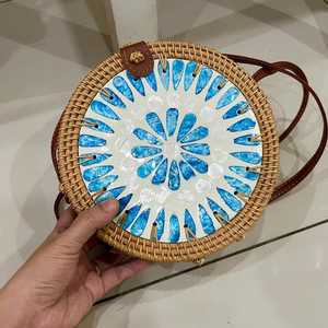 Bolso de Mano de Ratán con Incrustaciones de Madreperla de Lujo, Hecho a Mano, con Mosaico de Conchas Iridiscentes, Tejido, para Vacaciones, Eventos Nocturnos y Regalos Elegantes - Product Image 1