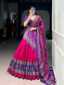 Lehenga Choli de Seda Tussar con Estampado Rojo y Trabajo en Foil - Product Image 2