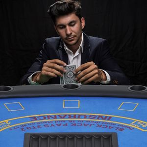 Tavolo da Blackjack Pieghevole Premium American Classic da 72 Pollici in Feltro Blu per 7 Giocatori con Porta Chip e Porta Bicchieri - Product Image 2