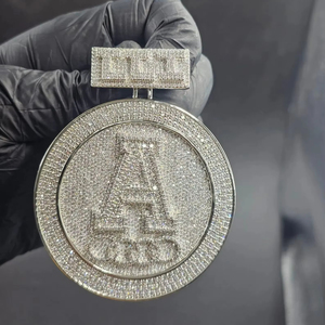 Colgante de Lujo Totalmente Engastado con Iniciales Personalizadas, Medallón de Plata de Ley S925 con Moissanita, Amuleto de Hip Hop - Product Image 1