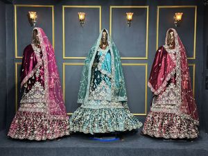 Veer Zara Velvet Bridal Gharara con doble Dupatta Full Heavy Flare y detalles de piedra Jarkan para un gran aspecto nupcial - Product Image 2