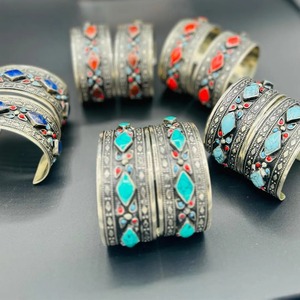 Bracelet vintage d'inspiration afghane Kuchi avec des pièces de monnaie en cascade et des éléments décoratifs en filigrane - Product Image 5