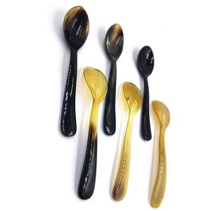 Cucharón de sopa de cuerno de búfalo hecho a mano de primera calidad y pinzas para ensalada de cuerno de vaca, juego de cubiertos de cuerno para comedor a un precio asequible. - Product Image 4