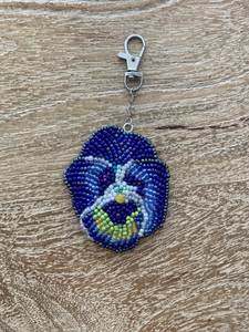 Porte-clés brodé à la main de qualité supérieure avec broderie détaillée au fil et perles décoratives pour collections de cadeaux - Product Image 6