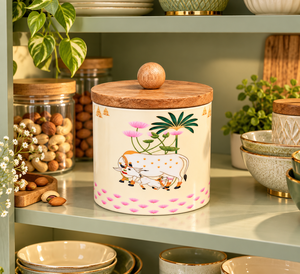 Recipiente Decorativo de Metal para Frutos Secos con Tapa de Madera, Acabado Crema, Diseño Floral de Vaca y Ternero, Premium para Cocina - Product Image 5