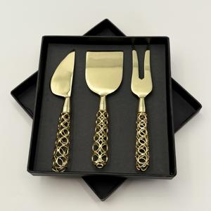 ชุดมีดชีสสแตนเลสสีทอง 3 ชิ้น ดีไซน์หรูหรา พร้อมด้ามจับลวดเหล็ก สำหรับหั่น ตัด และปาดชีส - Product Image 1