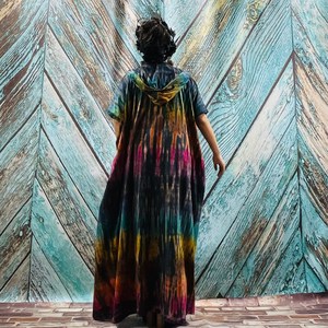 Nouvelle Robe Kimono Bandeau Femme Taille Unique avec Ceinture en Tissu Rayonne, Motif Tie-Dye Fait Main, Coupe Haute - Product Image 1