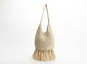 Refine su estilo casual con este clásico bolso de hilo natural diseñado con un llamativo contorno de flecos en la parte inferior y un buen agarre. - Product Image 1
