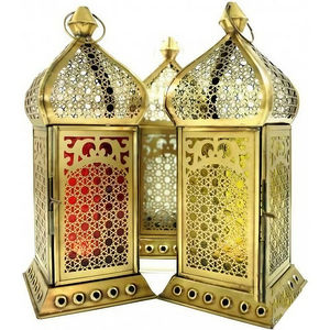 Faroles de metal vintage con diseño curvo dorado y acabado de latón brillante con portavelas de vidrio para decoración del hogar, bodas y eventos en oferta. - Product Image 5