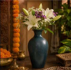 Elegante Florero Metálico con Diseño de Rayas, Florero Decorativo de Mesa, Artesanía India Moderna en Latón, Ligero, Puede Contener Agua, Alto - Product Image 1