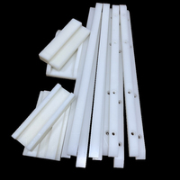 Fournisseur fiable de bandes de protection en plastique technique pour ligne d'embouteillage, système de convoyage en profil C, glissières en POM, guides de chaîne à rouleaux