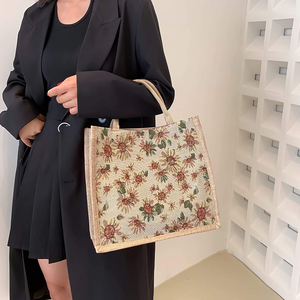 Sac de plage en toile de jute naturelle avec base large pour un rangement maximal et un transport facile et confortable - Product Image 3