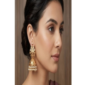 Encantadores Pendientes Chapados en Oro con Aspecto de Piedra de la Mejor Calidad, para Uso Tradicional en Fiestas, Bodas y Eventos - Product Image 1