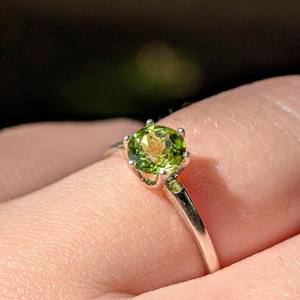 Anillo solitario de peridoto redondo, peridoto natural, plata de ley 925, chapado en oro de 14 quilates, joyería de piedra de nacimiento, regalo para mujer - Product Image 5