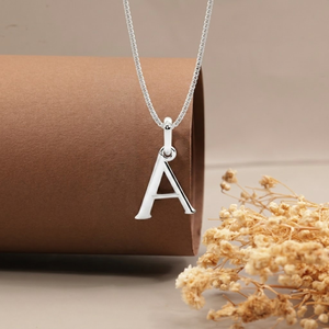 Colgante con Inicial, Oro Blanco de 14K, con Diamante Cultivado en Laboratorio, Estilo Minimalista, Joyería Fina Unisex - Product Image 3
