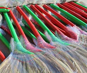 Escoba de Hierba Suave Vietnamita con Mango Largo de Plástico/Madera, Opción Económica y Duradera para la Limpieza de Pisos del Hogar, Altura de 45 Pulgadas o Más - Product Image 5