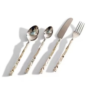 Ensemble de couverts en métal au style unique avec poignées bleues, finition miroir haute brillance, compatible lave-vaisselle, pour les occasions de mariage - Product Image 6