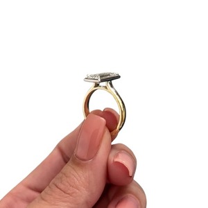 Bague de fiançailles moderne avec diamant de laboratoire taille baguette de 2 carats et sertissage cathédrale - Product Image 3